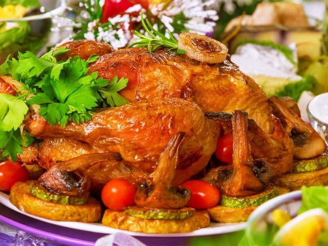 Аппетитная запеченная курица с грибами на праздничном столе