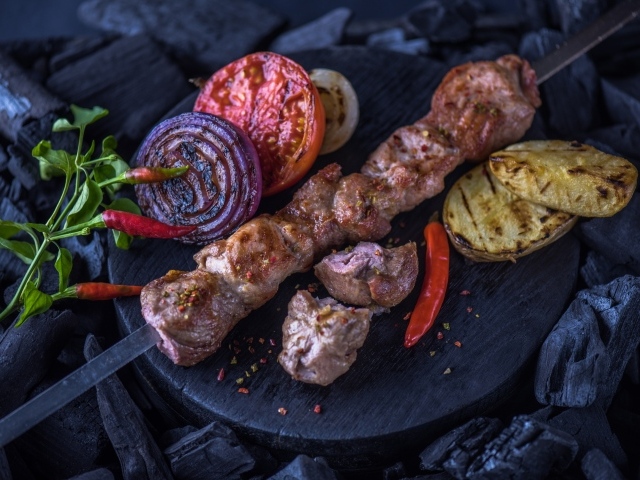 Аппетитных шашлык на углях с овощами 