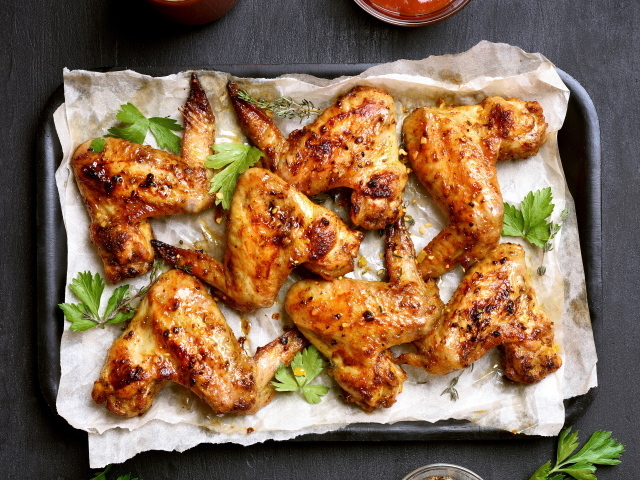 Запеченные куриные крылышки на противне со специями и зеленью