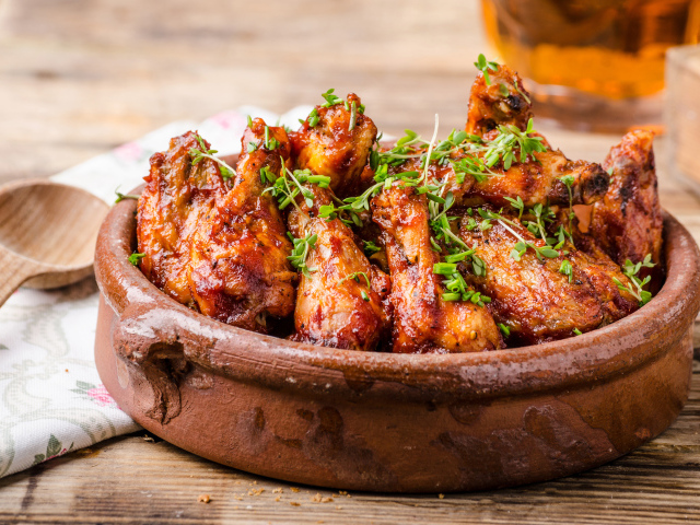 Запеченные куриные крылышки с зеленью