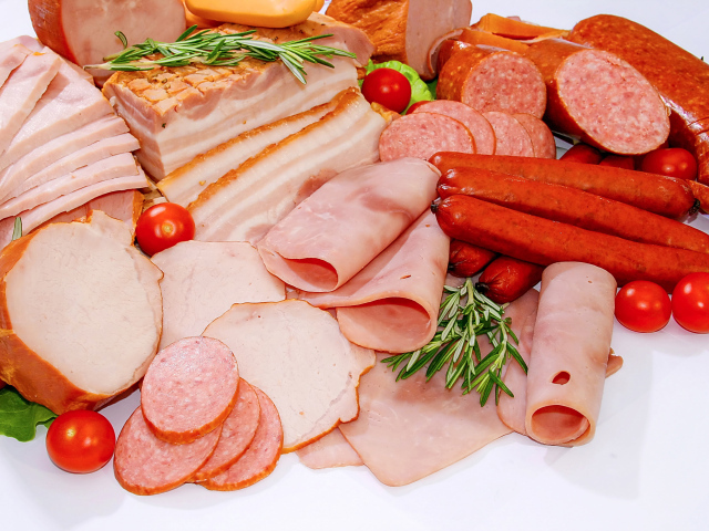 Вкусная свежая мясная нарезка на белом фоне