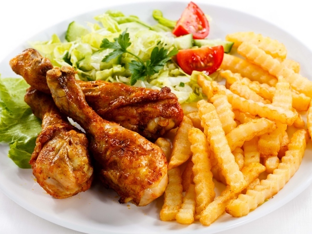 Жареные куриные ножки с картофелем фри и салатом