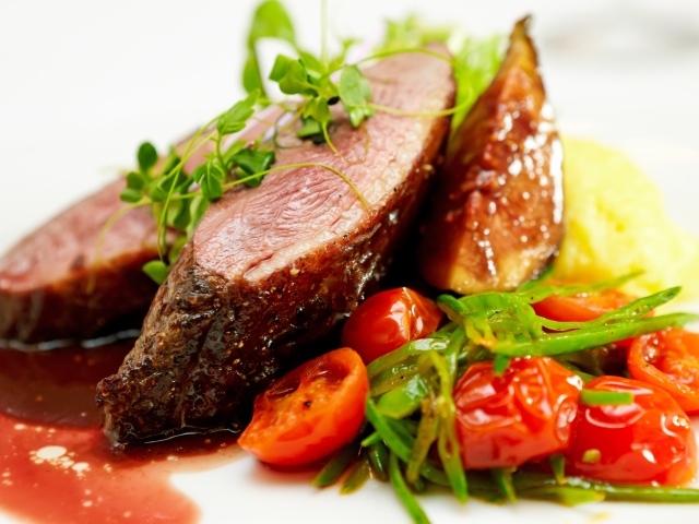 Сочное мясо с помидорами, соусом и зеленью