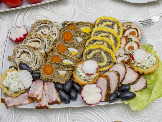 Мясные рулеты на тарелке с оливками 