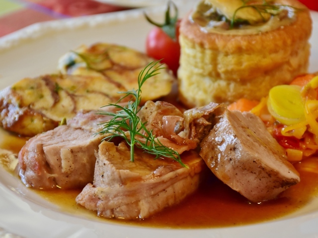 Мясо свинина на тарелке с соусом