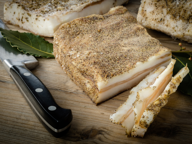 Сало с перцем и ножом на столе