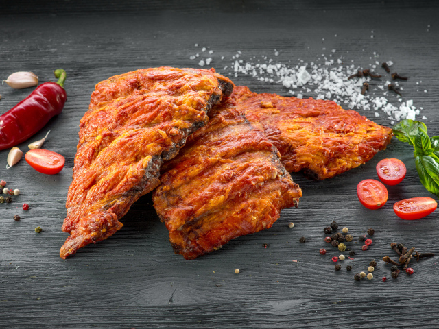 Копченые свиные ребрышки на столе со специями