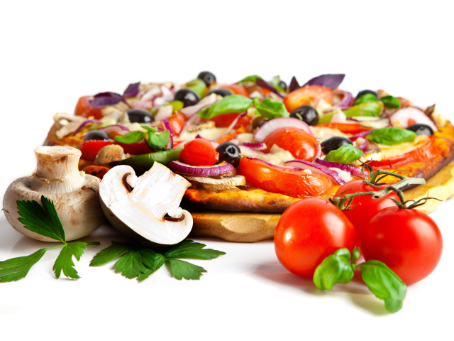 Аппетитная пицца со свежими грибами и помидорами на белом фоне