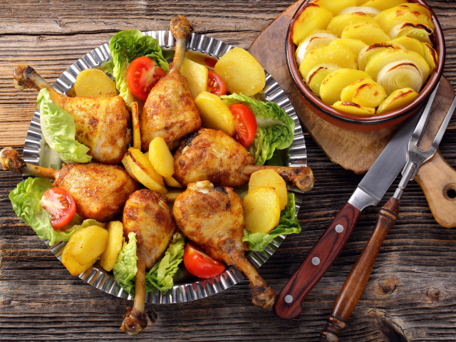 Запеченные куриные ножки с жареной картошкой на столе