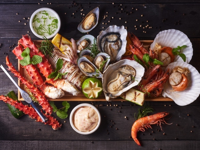 Аппетитные морепродукты на разделочной доске