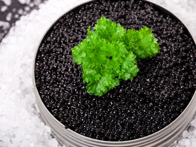 Банка черной икры с листиком петрушки