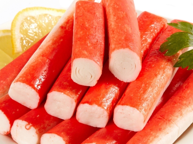 Крабовые палочки с лимоном крупным планом