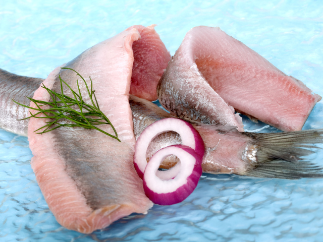 Филе сельди с кольцами лука и зеленью укропа