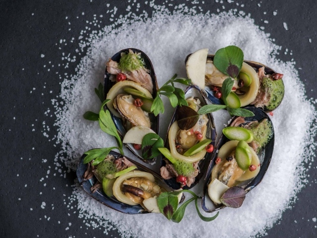 Мидии крупным планом на столе