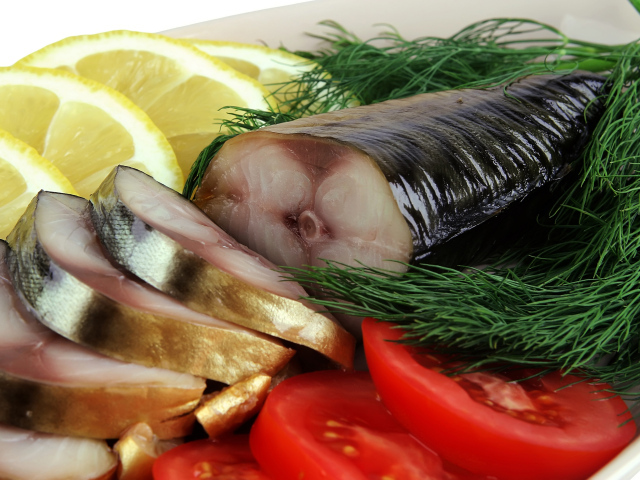 Копченая скумбрия со свежими помидорами, лимоном и зеленью укропа
