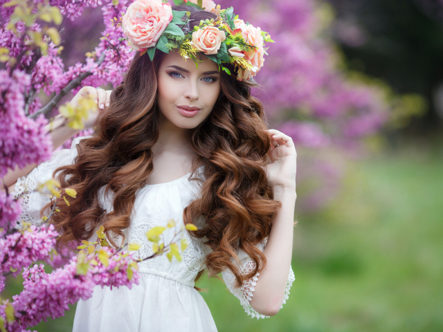 Красивая шатенка в белом платье с венком из роз на голове
