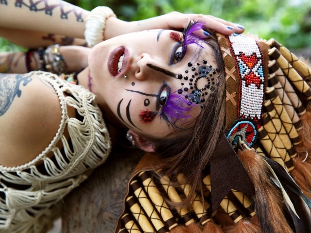 Девушка в костюме Коренного Американца с татуировками на теле