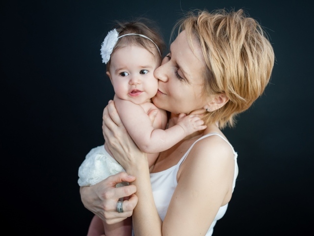 Девушка с маленькой девочкой на руках