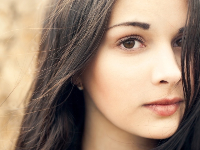 Нежная кареглазая девушка брюнетка с длинными волосами