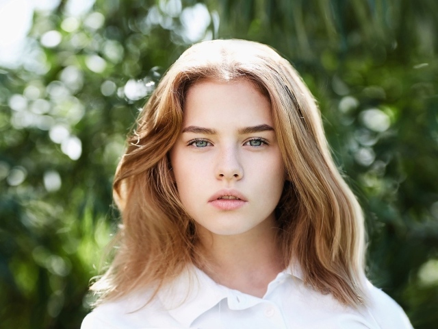 Нежная молодая девушка в белой рубашке
