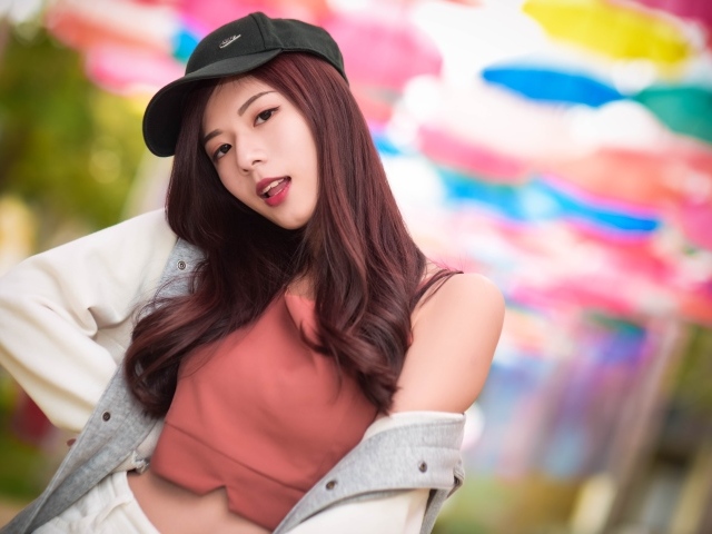 Девушка азиатка в черной кепке