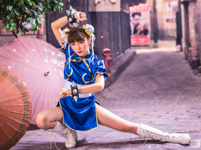 Спортивная девушка азиатка с зонтами