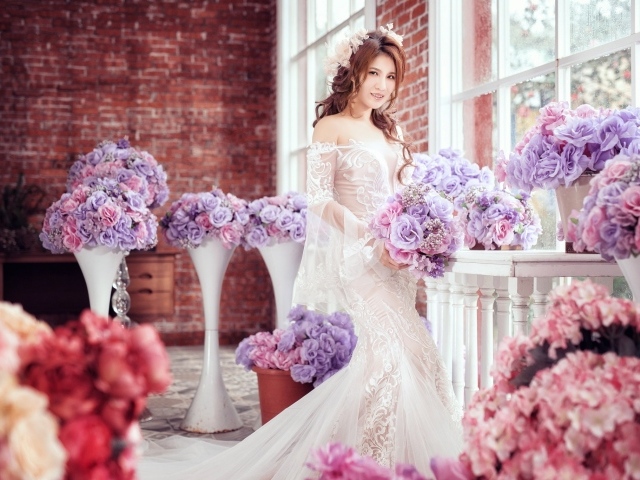 Красивая азиатка в свадебном платье с цветами