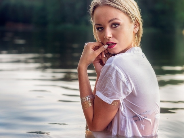 Красивая девушка блондинка в воде