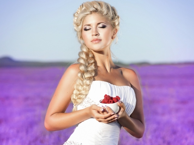 Красивая блондинка в белом платье с малиной на лавандовом поле