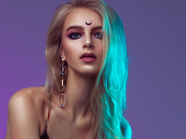 Красивая блондинка с татуировкой на лбу