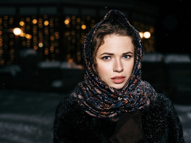 Красивая голубоглазая девушка в красивом платке