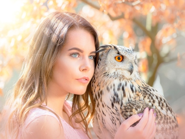 Красивая голубоглазая девушка с совой
