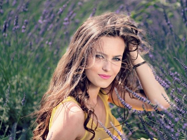 Красивая шатенка в цветах лаванды