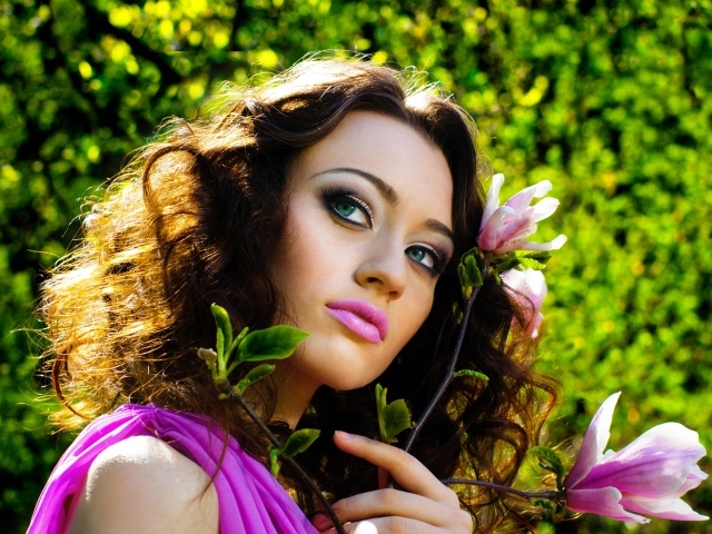 Красивая шатенка с цветами магнолии