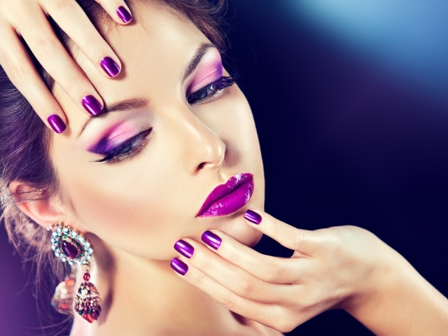 Красивая шатенка с фиолетовым макияжем