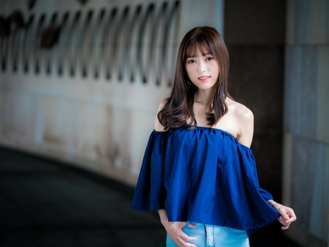 Красивая брюнетка в синем