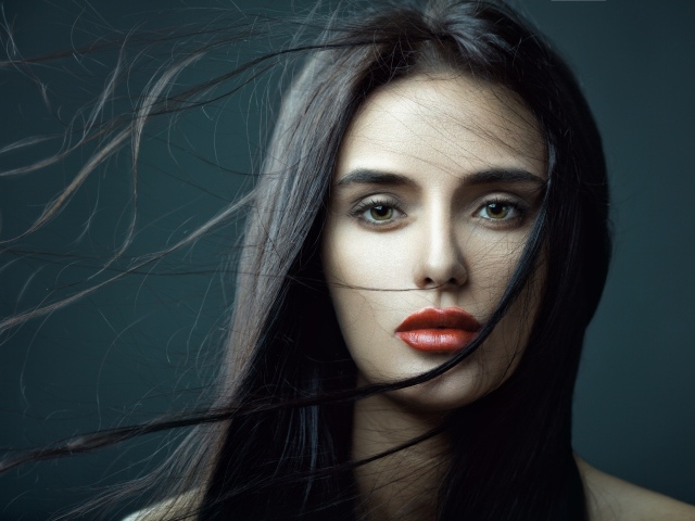 Красивая брюнетка с развевающимися волосами