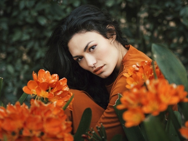 Красивая брюнетка с оранжевыми цветами