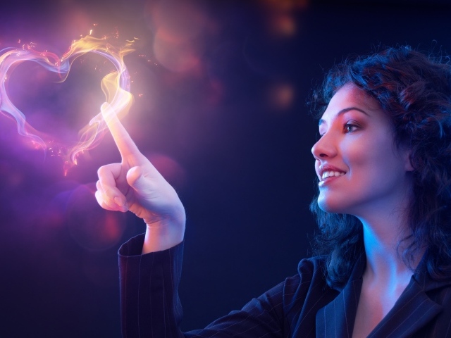 Красивая девушка рисует огненное сердце