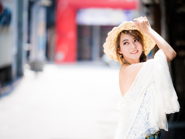 Красивая девушка в шляпке 