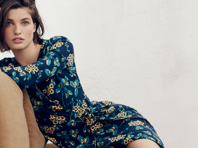 Красивая девушка модель в платье не сером фоне