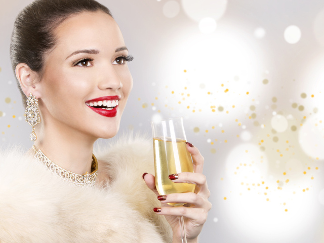 Красивая девушка модель с ярким макияжем и фужером в руке