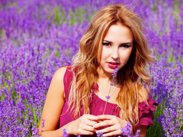 Красивая девушка на поле с лавандой