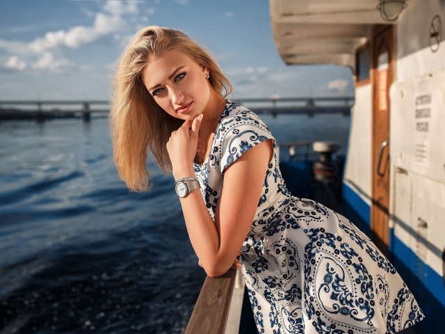Красивая девушка с красивом летнем платье на теплоходе