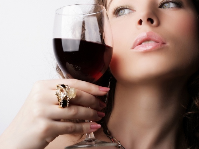Красивая девушка с бокалом вина