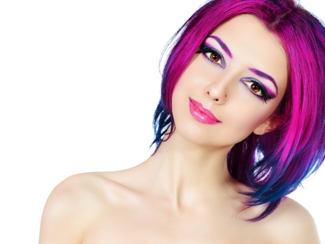 Красивая девушка с ярким макияжем и крашеными волосами на белом фоне