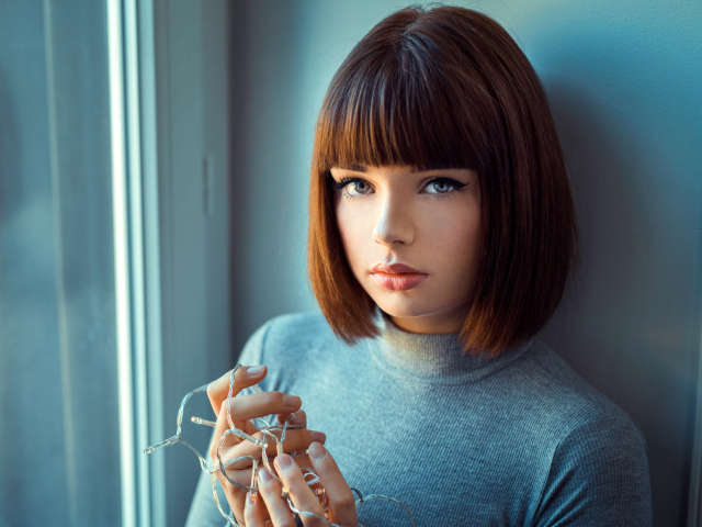 Красивая девушка шатенка с короткой стрижкой 