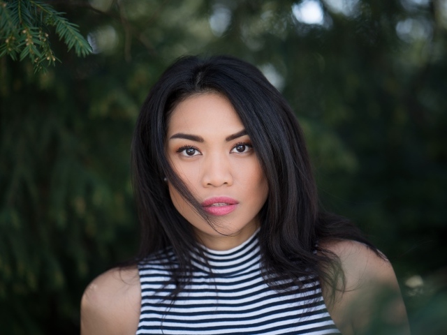 Красивая девушка с длинными черными волосами 