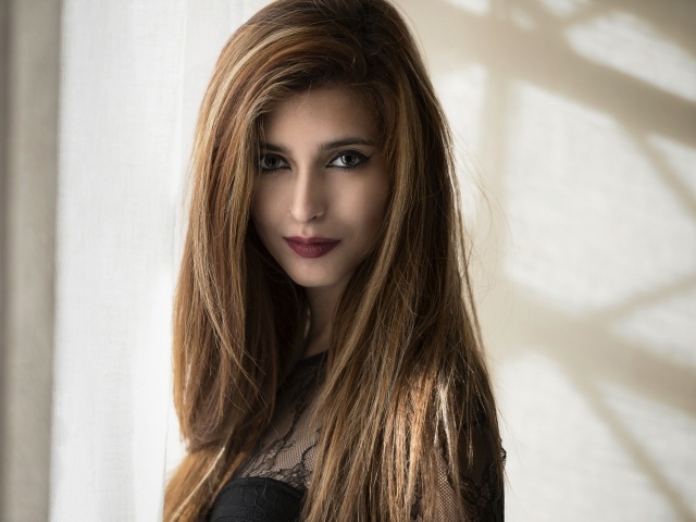 Красивая девушка с длинными волосами и пирсингом в носе