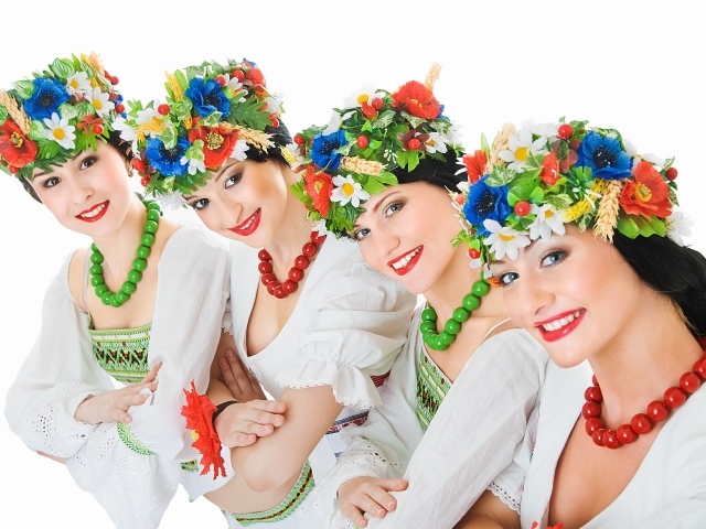 Красивые девушки в народных костюмах с венками на голове